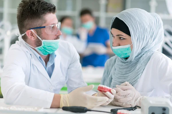 Estudiantes de prótesis dentales trabajando en la prótesis dental — Foto de Stock