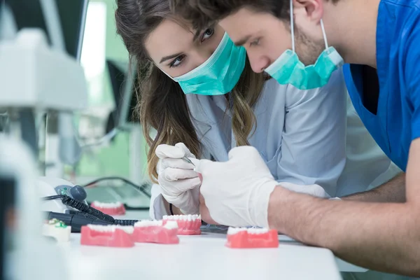 Protesi dentarie che lavorano sulla protesi — Foto Stock