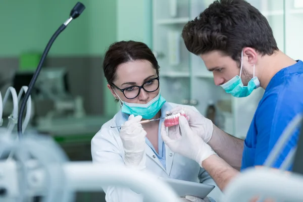 Dental prosthesis working on the denture — Φωτογραφία Αρχείου