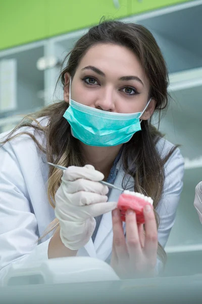 Tandheelkundige student eerst in kliniek — Stockfoto