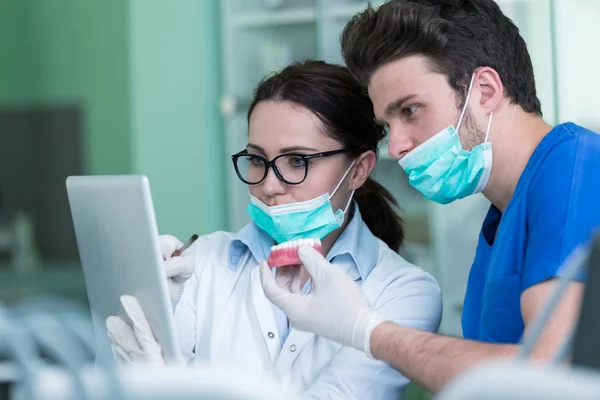 Prótese dentária trabalhando na prótese dentária — Fotografia de Stock