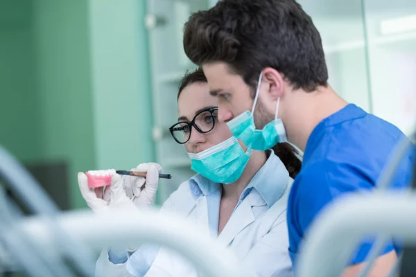 Prótese dentária trabalhando na prótese dentária — Fotografia de Stock