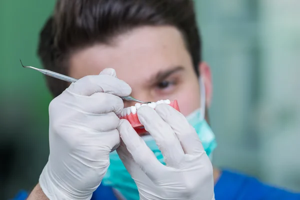 Prótesis dental trabajando en la prótesis dental — Foto de Stock