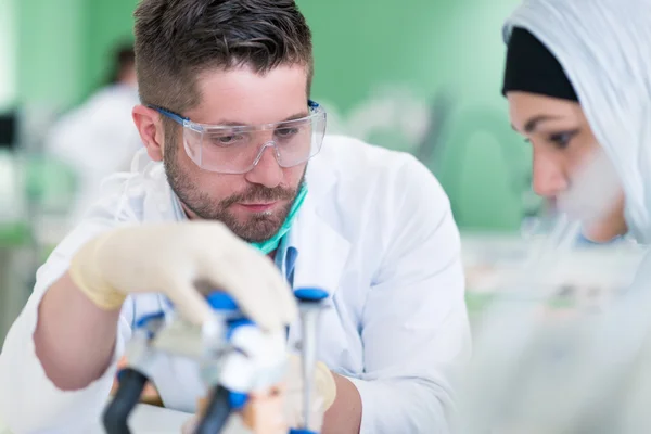 Estudiantes de prótesis dentales trabajando en la prótesis dental — Foto de Stock