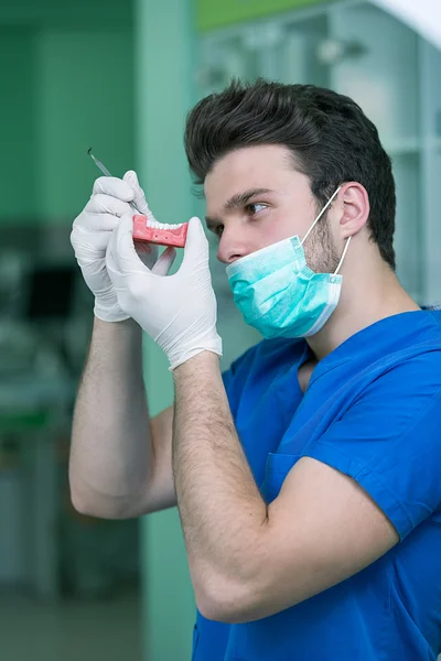 Protesi dentarie che lavorano sulla protesi — Foto Stock