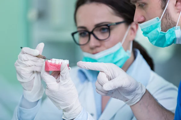 Protesi dentarie che lavorano sulla protesi — Foto Stock