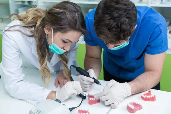 Takma diş üzerinde çalışan diş protez