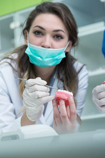 Étudiant dentaire première fois à la clinique — Photo