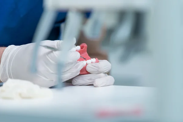 Prótese dentária trabalhando na prótese dentária — Fotografia de Stock