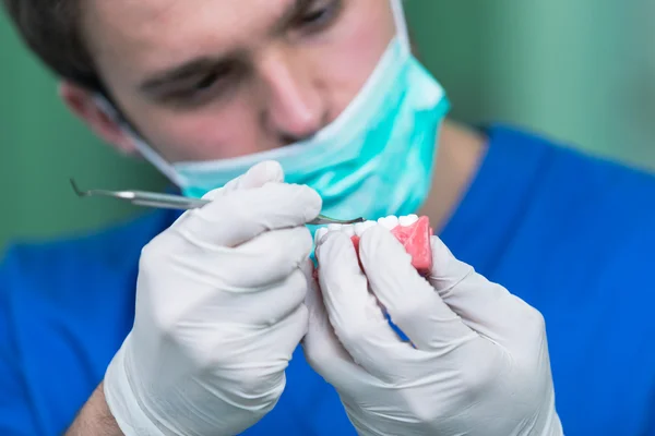 Prótesis dental trabajando en la prótesis dental — Foto de Stock