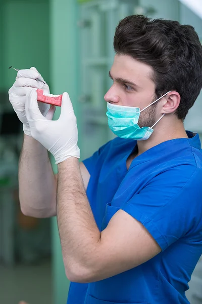 Prótese dentária trabalhando na prótese dentária — Fotografia de Stock