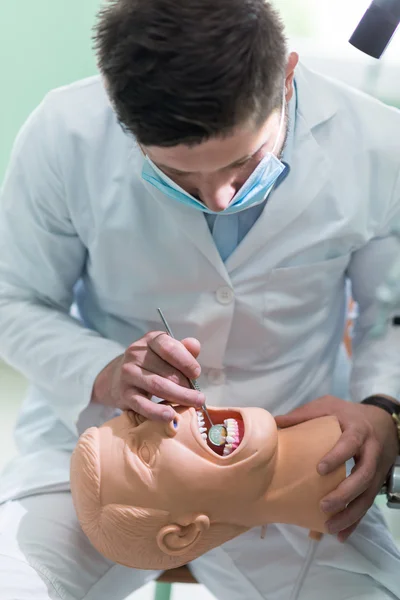 Étudiant en médecine dentaire pratiquant sur poupée . — Photo