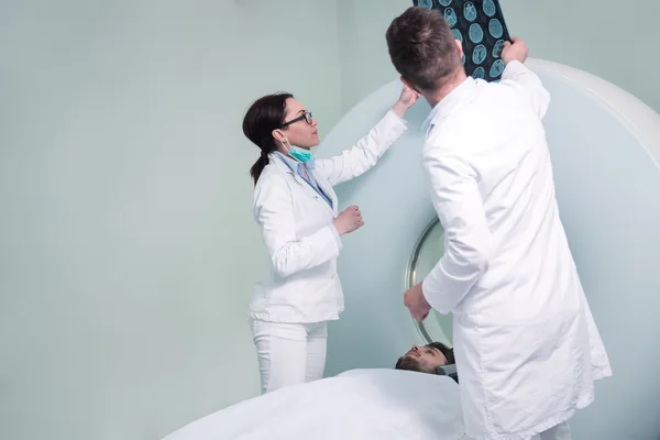 Медсестра підготовка пацієнта для КТ тест в лікарняній палаті — стокове фото
