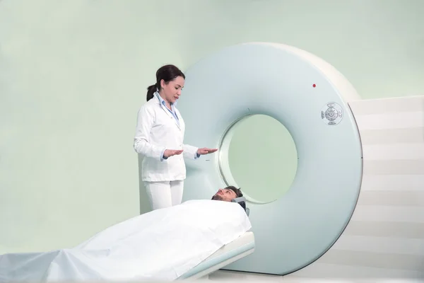 Enfermeira preparando o paciente para o exame de tomografia computadorizada no quarto do hospital — Fotografia de Stock