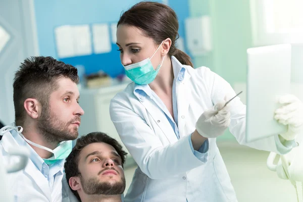 Dentista medico insegnante spiegando procedura di trattamento — Foto Stock