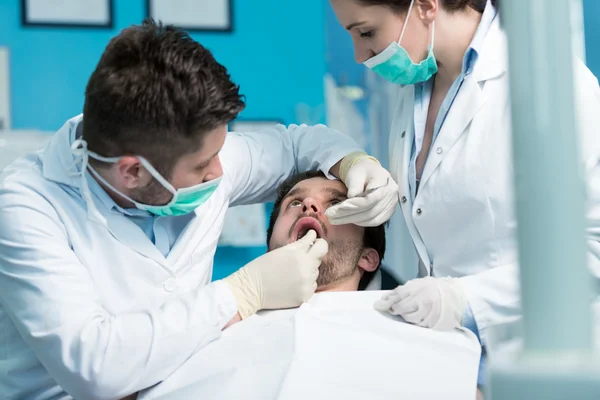 Tandläkare läkare lärare förklarar behandlingsförfarandet — Stockfoto