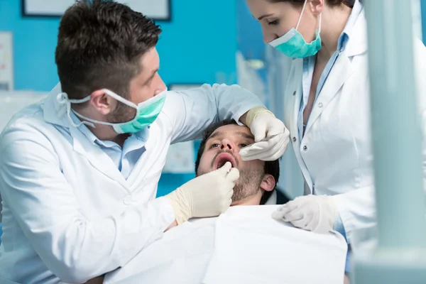 Tandläkare läkare lärare förklarar behandlingsförfarandet — Stockfoto
