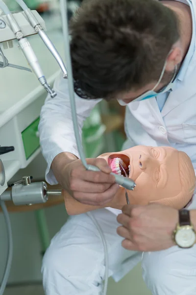 Estudante de Odontologia praticando em boneca . — Fotografia de Stock