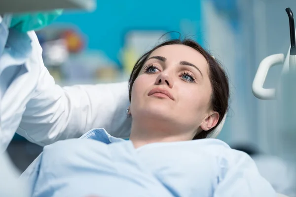 Tandläkaren undersöka patientens tänder med en mun spegel. — Stockfoto