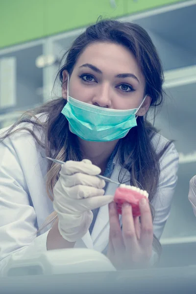 Studenti dentali mentre lavorano sulla dentiera — Foto Stock