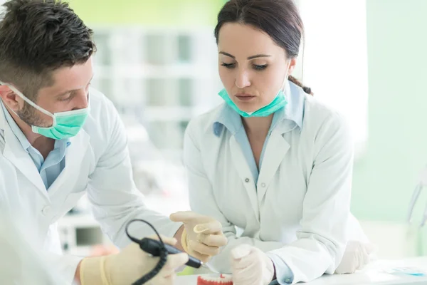 Studenti dentali mentre lavorano sulla dentiera — Foto Stock