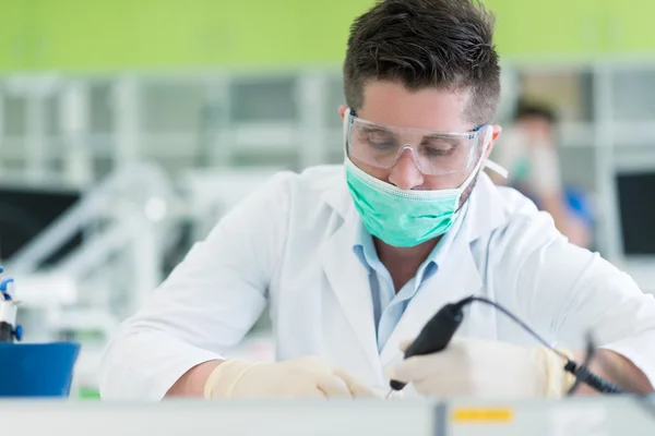 Tandläkarstudenter medan du arbetar på protesen — Stockfoto