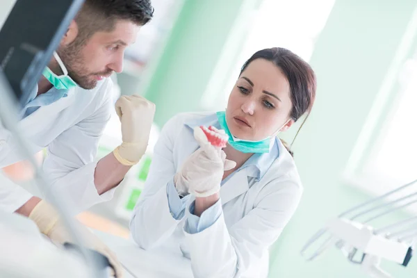 Tandheelkundige studenten tijdens het werken aan het gebit — Stockfoto