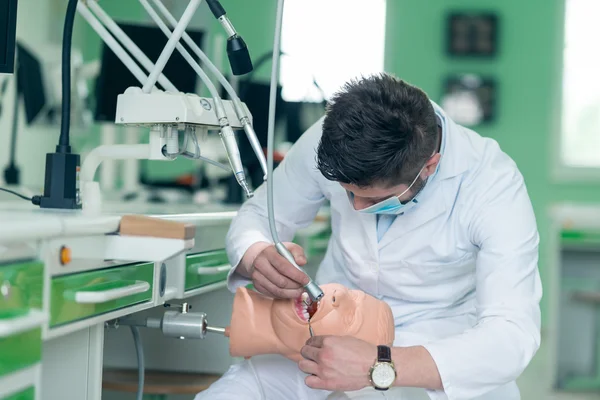 Οδοντιατρική φοιτητής εξάσκηση στην κούκλα. — Φωτογραφία Αρχείου