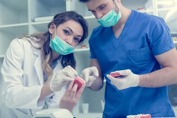 Étudiants en dentisterie pendant qu'ils travaillent sur la prothèse — Photo