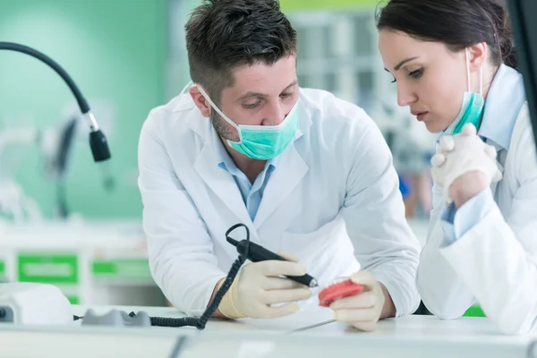 Tandläkarstudenter medan du arbetar på protesen — Stockfoto