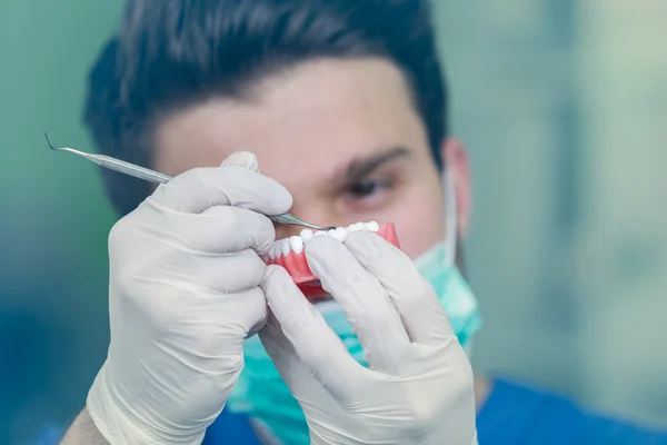 Estudiantes dentales mientras trabajan en la dentadura postiza — Foto de Stock