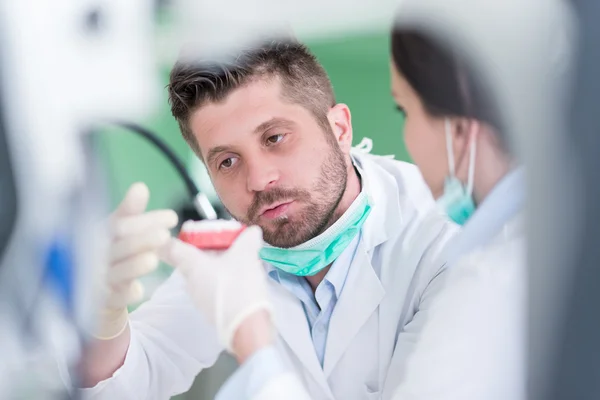 Tandheelkundige studenten tijdens het werken aan het gebit — Stockfoto