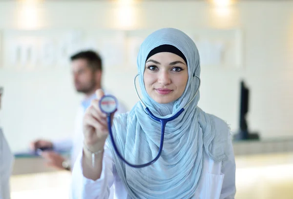 Medico donna mostrando stetoscopio . — Foto Stock