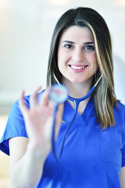 Mujer doctora mostrando estetoscopio . — Foto de Stock