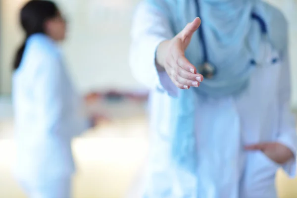 Médico mujer dando la mano para apretón de manos — Foto de Stock