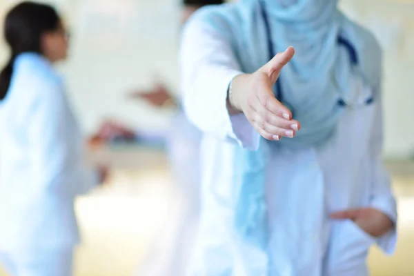 Médico mujer dando la mano para apretón de manos — Foto de Stock