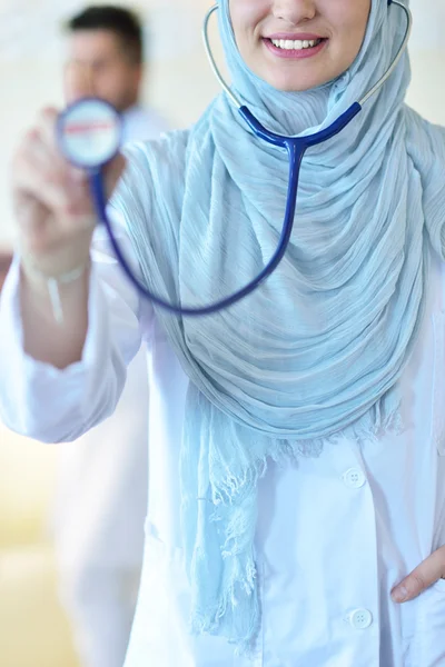 Mujer doctora mostrando estetoscopio . — Foto de Stock