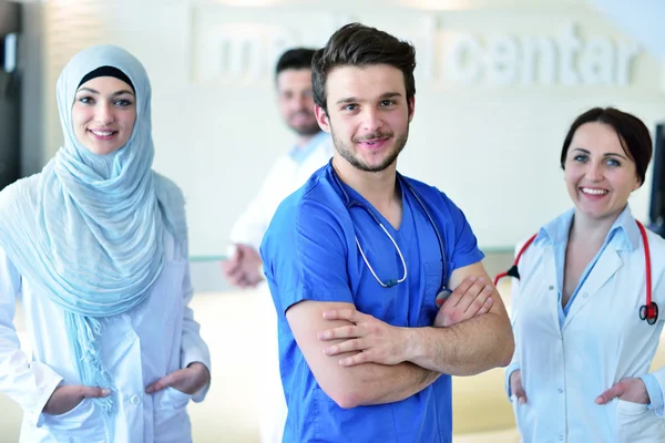 Junge professionelle medizinische Crew — Stockfoto