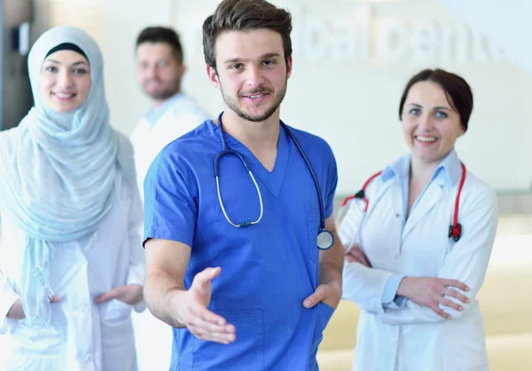 Junge professionelle medizinische Crew — Stockfoto