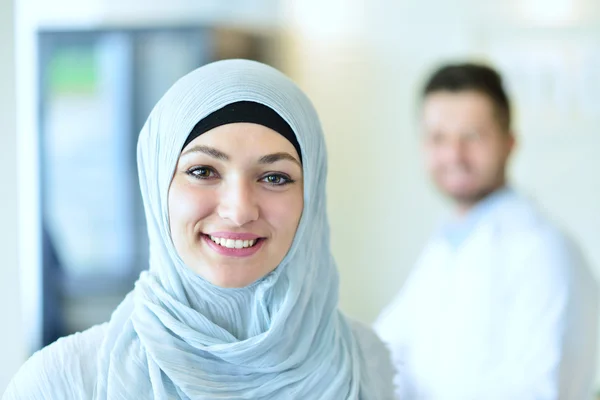 Красива арабська жінка-лікар — стокове фото