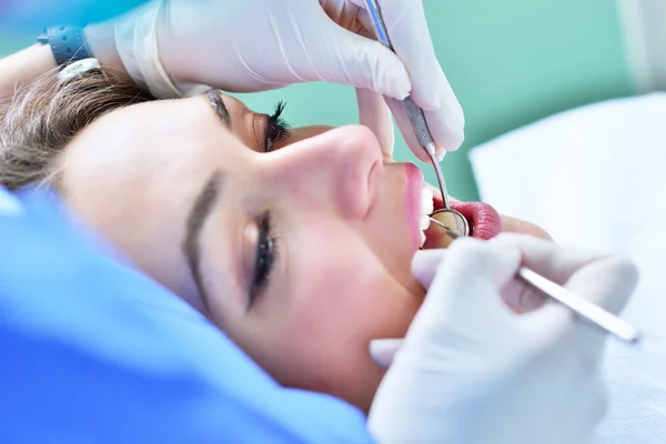 Dentista feminina examinando Dentes de paciente — Fotografia de Stock