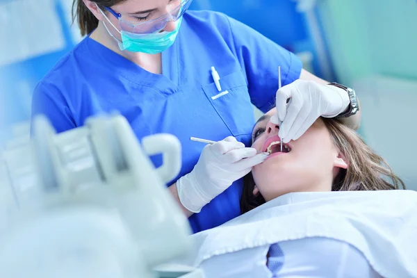 Dentista feminina examinando Dentes de paciente — Fotografia de Stock