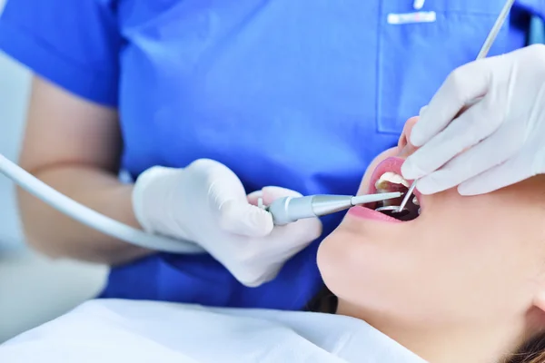 Dentista femenino examinando los dientes del paciente —  Fotos de Stock