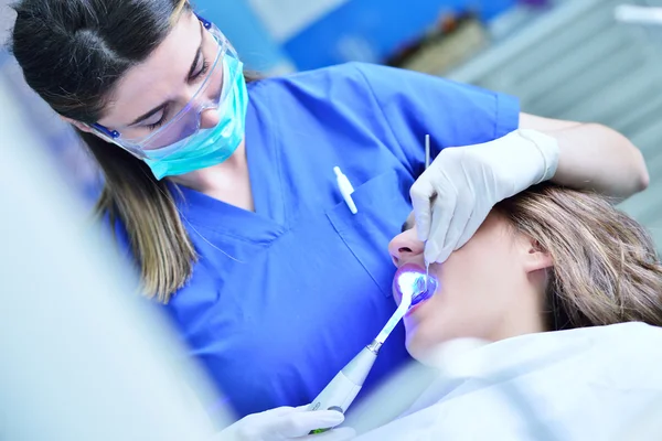 Kvinnliga tandläkare undersöker patientens tänder — Stockfoto