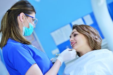 kadın dişçi hasta diş incelenmesi 