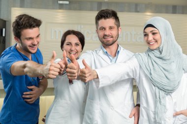 erkek ve kadın doktorlar hastanede el hareketi