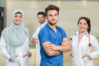 erkek ve kadın doktorlar hastanede el hareketi