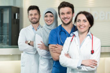 erkek ve kadın doktorlar hastanede el hareketi
