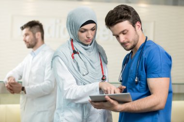 Doktorlar bir tablet ile çalışma.