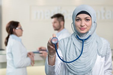 Doktor kadın gösteren stetoskop.
